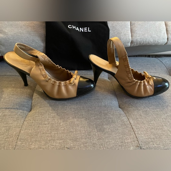 Chanel CC logo bow cap-toe slingback heels in beige and black leather 6.5 - Picture 6 of 16